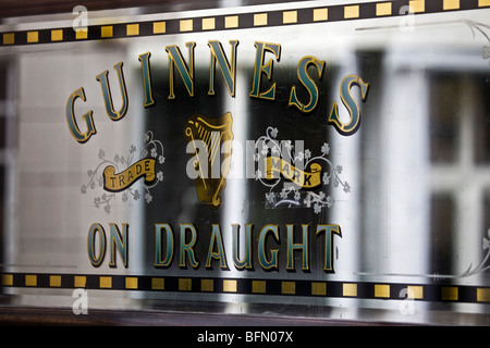 Irlanda, Dublino, Portobello, Guinness progetto segno sulle porte del sanguinamento Horse pub. Foto Stock