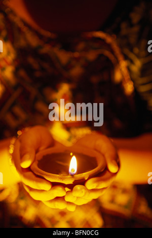 VHM 60873 : Diwali Festival deepawali ; diya nel palmo della mano ; India Signor#201 Foto Stock