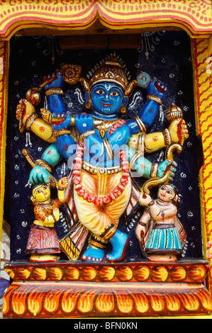 Lord Krishna che suona flauto; ruota del carro di Rath Yatra Puri Orissa Odisha India scultura in legno, sculture in rilievo in legno, scultura in rilievo, rilievo Foto Stock