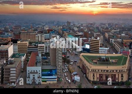 Kenya, Nairobi. Nairobi all'alba con il Monte Kenia (sinistra) e Ol Doinyo Sabuk rising in lontananza. Foto Stock