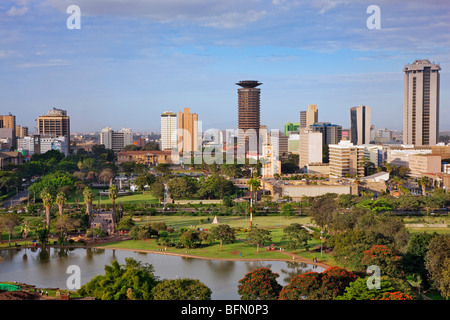 Kenya, Nairobi. Nairobi nel tardo pomeriggio di luce solare con Uhuru Park in primo piano. Foto Stock