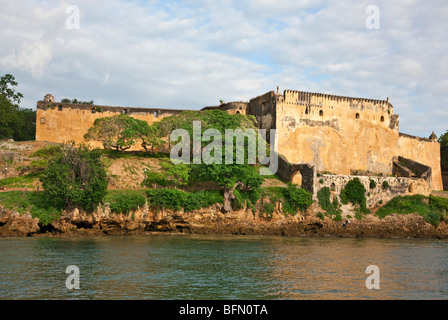 Kenya Mombasa. Storico Forte Gesù, costruita dai Portoghesi nel 1593, è situato all'entrata del vecchio porto Dhow. Foto Stock