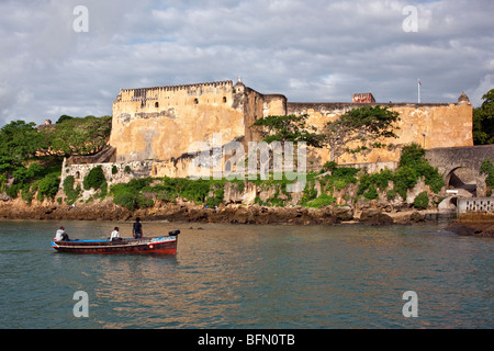 Kenya Mombasa. Storico Forte Gesù, costruita dai Portoghesi nel 1593, è situato all'entrata del vecchio porto Dhow. Foto Stock