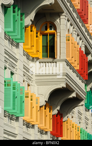 Colorate persiane dipinte, mica Building (Ministero dell'informazione, delle comunicazioni e delle Arti), ex polizia di Hill Street Singapore Foto Stock