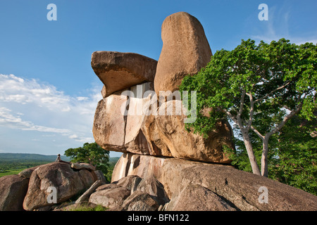 Kenya, Nyanza distretto. Kit Mikayi, un cluster di roccia alcuni permanente di 80 metri di altezza, sito importante per la comunità di Luo. Foto Stock