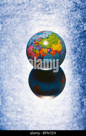 Globo che mostra l'India su sfondo blu Foto Stock