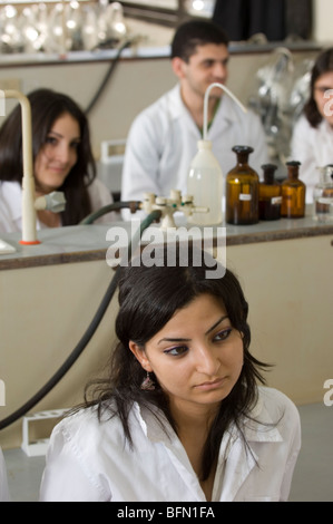 Farmacia gli studenti in Laboratorio Beirut università araba Libano Medio Oriente Asia Foto Stock