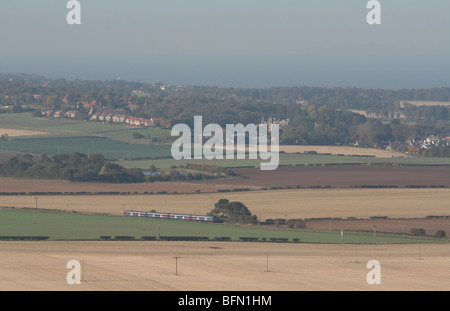 Vista aerea del treno e il villaggio di Dirleton da North Berwick legge Scozia Scotland Foto Stock