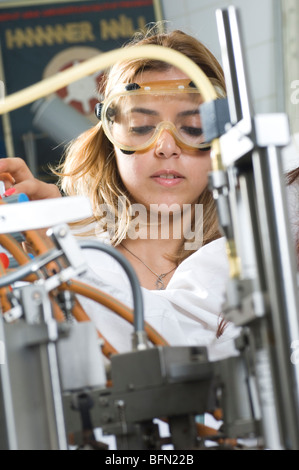 Studenti libanesi nella farmacia di reparto all'interno di lavoro di laboratorio presso Beirut università araba Libano Medio Oriente Foto Stock