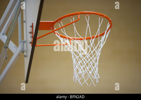 Il basket net e telaio in una scuola palestra sala sportiva a basso angolo di messa a fuoco selettiva Foto Stock