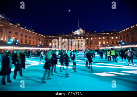 Una pista di pattinaggio su ghiaccio a Somerset House di Londra Foto Stock