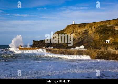 Portreath; onde si infrangono sul molo di una tempesta; Cornovaglia Foto Stock