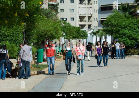 Gli studenti a piedi in arabo di Beirut University campus Libano Medio Oriente Asia Foto Stock