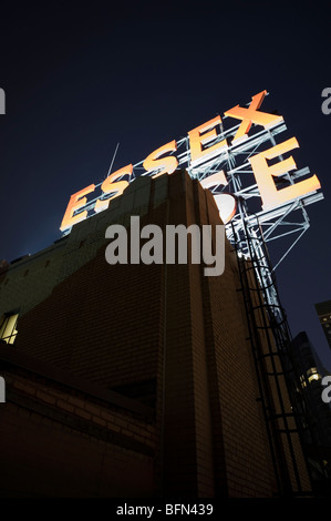 Il segno sul tetto dell'Essex House Hotel, Central Park South, New York City Foto Stock