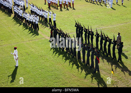 Pistola salutate da parte dell esercito e polizia sulle celebrazioni del Giorno dell'indipendenza, St Johns, Antigua Foto Stock