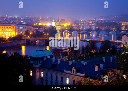 Vista panoramica sul Ponte Carlo e altri ponti dal punto più alto a Praga Foto Stock