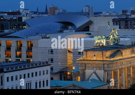 La Porta di Brandeburgo, la Quadriga, Ambasciata Americana e DZ Bank da Frank O. Gehry a Pariser Platz, Berlin, Germania. Foto Stock