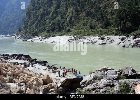 Turisti che si godono il Rafting body surf Nuoto a Rishikesh nel fiume Gange Foto Stock