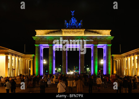 La Porta di Brandeburgo di notte, blu Quadriga, il Festival delle luci di Berlino, Germania, Europa Foto Stock