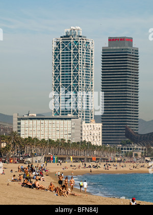 Barcellona Twin Towers - l'Hotel Arts e la Torre Mapfre Barcellona Spagna vista da spiaggia Foto Stock