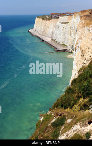 Vista dalla scogliera a peacehaven guardando giù al mare e alla fine del percorso di undercliff Foto Stock