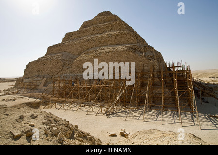 Lavori di restauro in corrispondenza del gradino la piramide del faraone Djoser a Saqqara, vicino al Cairo in Egitto Foto Stock