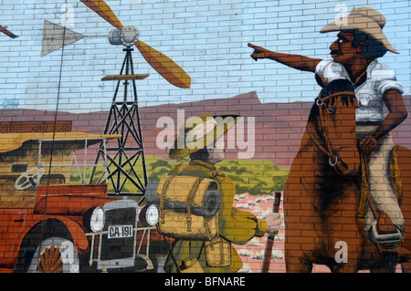 Un murale aborigeno su una parete in Alice Springs shopping centre, Australia Foto Stock