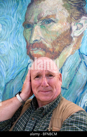 David R. Frazier si erge davanti a Van Gogh ritratto di auto al di fuori del Musee d'Orsay a Parigi, Francia. Signor Foto Stock