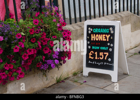 Segno colorato nel centro della città di Glastonbury Somerset Inghilterra Foto Stock