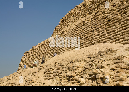 Lavori di restauro in corrispondenza del gradino la piramide del faraone Djoser a Saqqara, vicino al Cairo in Egitto Foto Stock