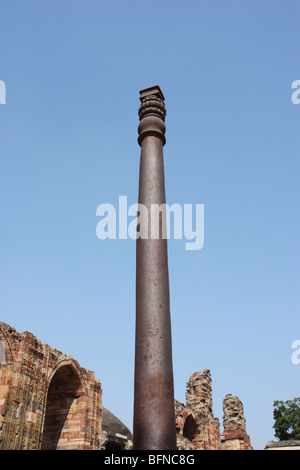 Colonna di ferro in Qutb Minar mai la formazione di ruggine Foto Stock