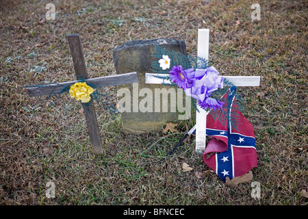 Cimitero di The Cumberland regione del Tennessee con Confederati Bandiera di Battaglia Foto Stock