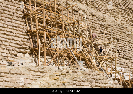 Lavori di restauro in corrispondenza del gradino la piramide del faraone Djoser a Saqqara, vicino al Cairo in Egitto Foto Stock