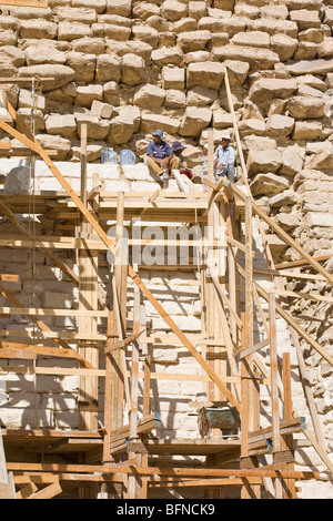 Lavori di restauro in corrispondenza del gradino la piramide del faraone Djoser a Saqqara, vicino al Cairo in Egitto Foto Stock