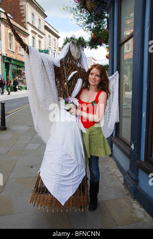 La gente colorata in Glastonbury High Street Somerset Inghilterra Foto Stock