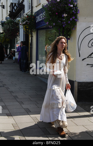 La gente colorata in Glastonbury High Street Somerset Inghilterra Foto Stock