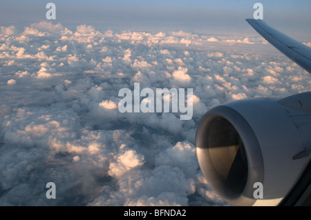 Vista dalla finestra dell'aereo che sorvola le Alpi francesi. Mostra il motore e l'ala sopra le nuvole. Ottobre. Foto Stock