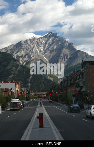 Banff Avenue che conduce a Cascade Mountain Foto Stock