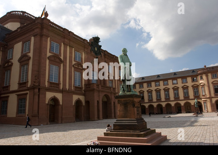 L'ex palazzo di Friedrich IV a Mannheim, costruito oltre quarant anni e completato nel 1768, serve ora come città universitaria Foto Stock