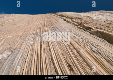 La Grecia. Zante. Zante. Isola greca. Ottobre. Close-up di falde di rockface di scogliera sulla spiaggia di Kalamaki. Foto Stock