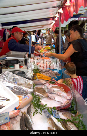 People shopping per i suoi piatti a base di pesce in una piscina esterna al mercato del sabato a Parigi, Francia. Foto Stock