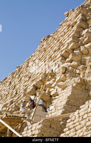 Lavori di restauro in corrispondenza del gradino la piramide del faraone Djoser a Saqqara, vicino al Cairo in Egitto Foto Stock