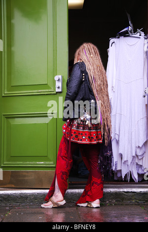 La gente colorata in Glastonbury High Street Somerset Inghilterra Foto Stock