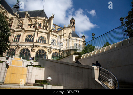 Eglise Saint-Eustache architettura gotica in contrasto con la moderna scala di Les Halles di Parigi, Francia. Foto Stock