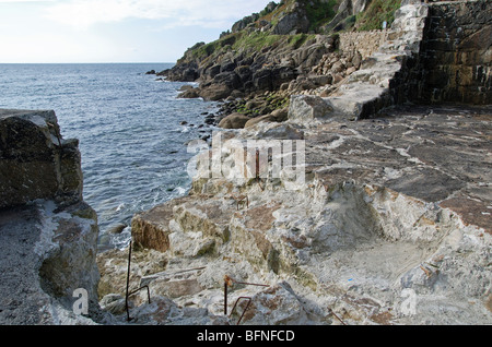 Il porto di danneggiato muro a LAMORNA COVE in Cornovaglia, Regno Unito , il danno si è verificato durante il recente elevato il mare in tempesta Foto Stock