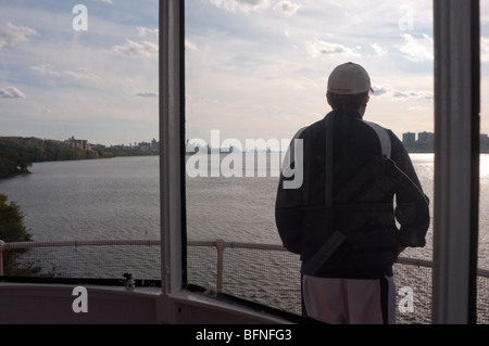 Visitatore assume nella vista dalla parte superiore del faro rosso piccolo Foto Stock