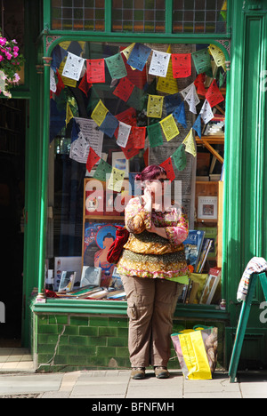 Finestra del negozio con la preghiera le bandiere Glastonbury High Street Somerset Inghilterra Foto Stock