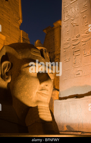 Ramesse II e obelisco al Tempio di Luxor in Egitto. Foto Stock