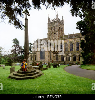 Regno Unito, Inghilterra, Worcestershire, Great Malvern Priory bambino che gioca sul sagrato cross Foto Stock