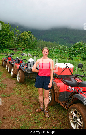 ATV adventure Indietro in basso i percorsi interni di Moorea, Tahiti Foto Stock